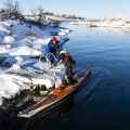 Vinterbåtliv när det är som bäst – en skärgård i isskrud